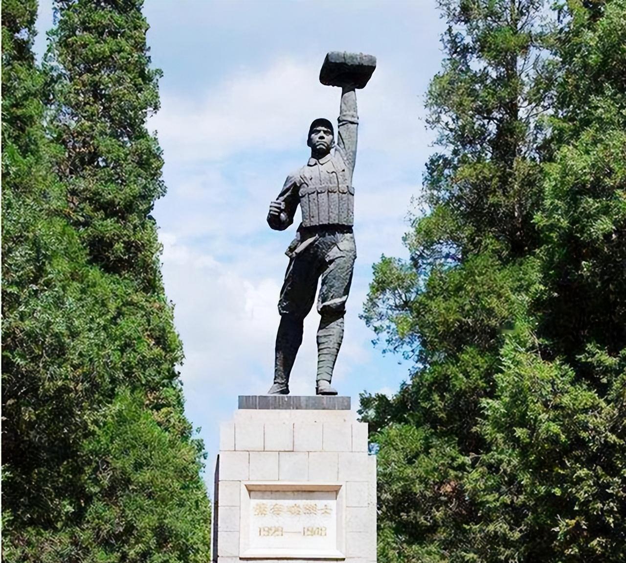 董存瑞19岁牺牲后，妻子守丧三年后改嫁，家人得到开国中将的照顾。

然而，生活并