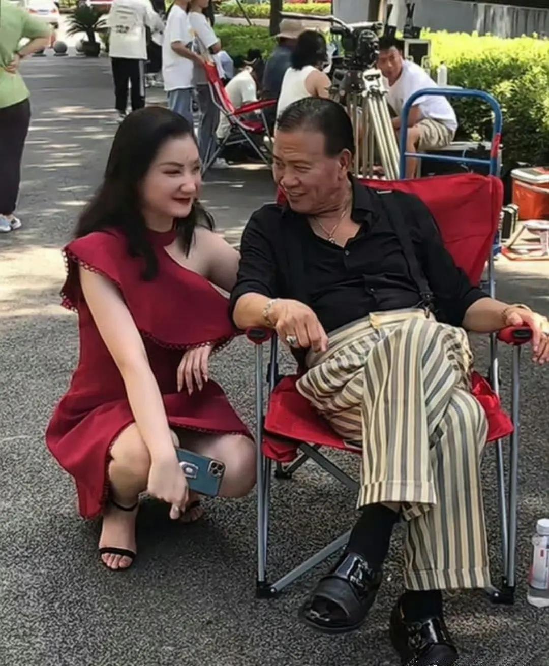 万梓良今年67岁了，可是看到这个红衣美女，依然忍不住一直看，你看大佬笑得多开心！
