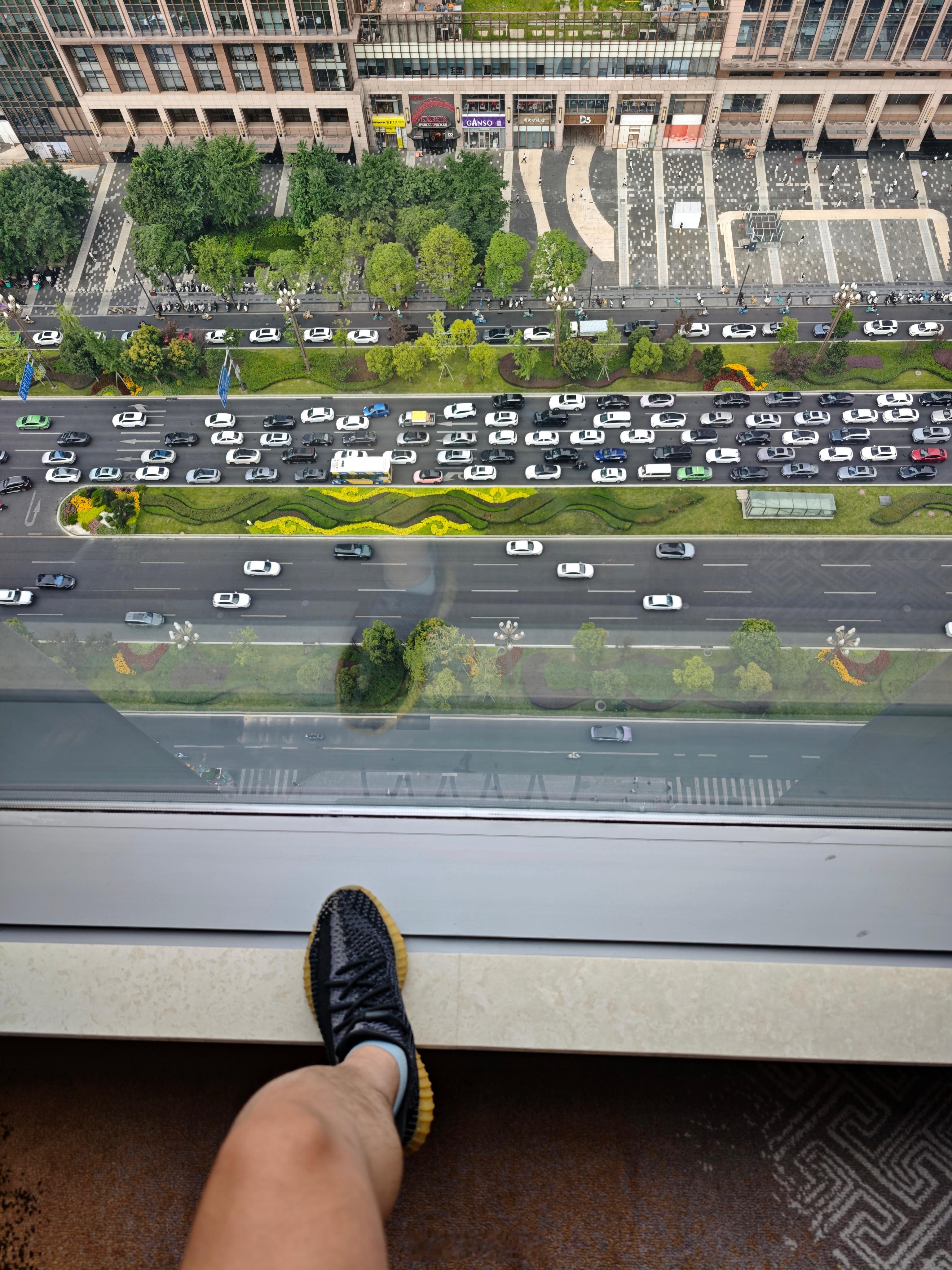 老铁们早上好，又到周末了，今天上午回大蓝鲸，你们开始搬砖了吗？早安 成都·棕榈泉