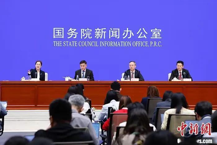 美联储降息丶人民银行降息，都是为了提高消费丶扩大就业。最近，金融市场传来两大利好