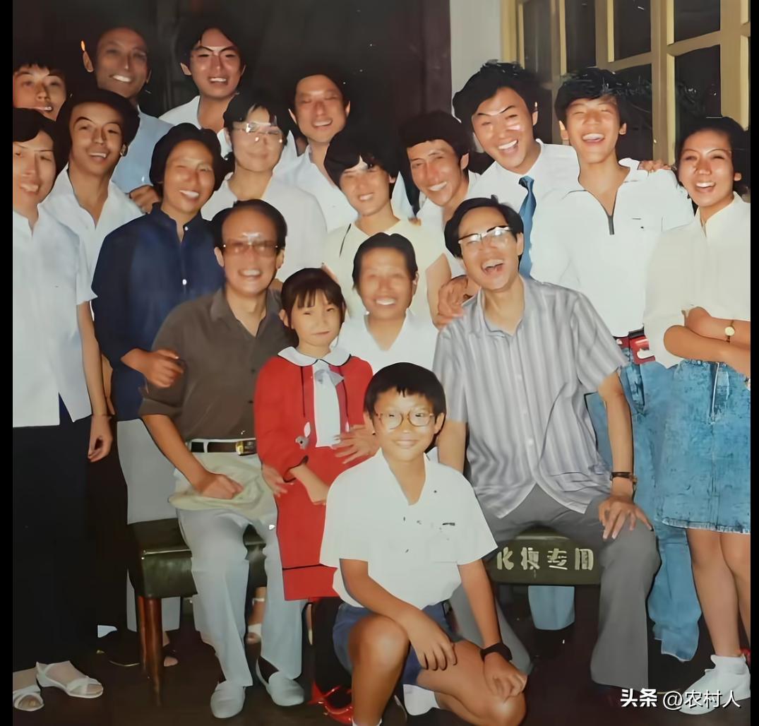 90年代，常氏相声世家三代大合影。前排坐着戴眼镜的两位老先生：左边是常宝霆，右边