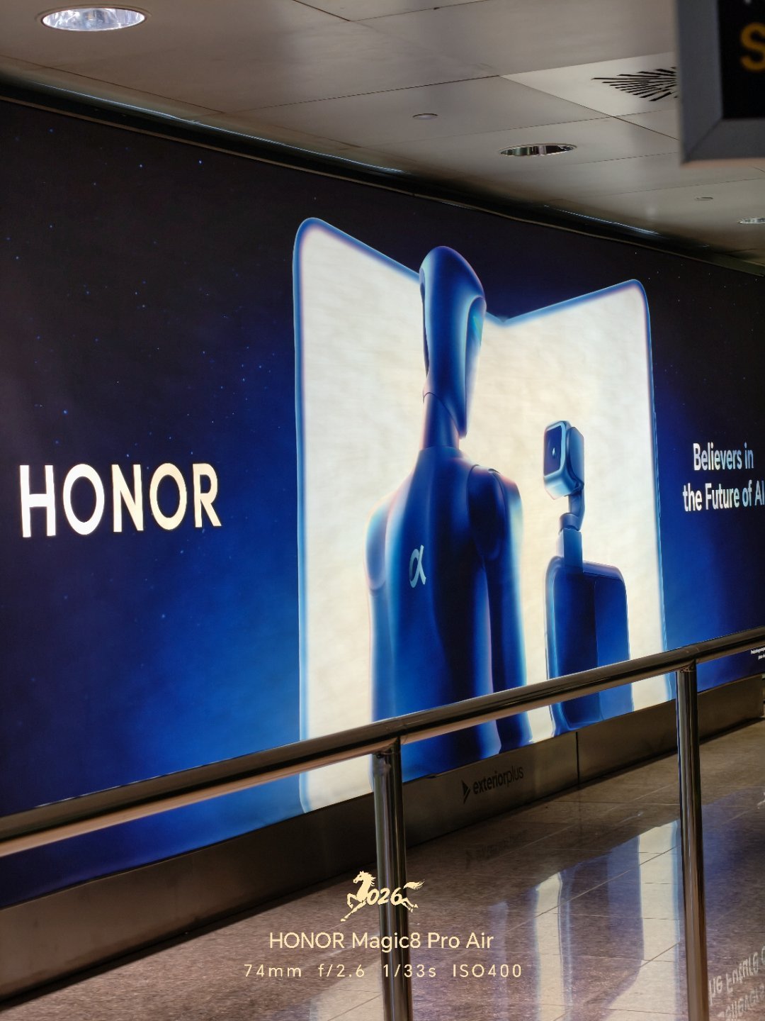 落地在海关这里就看到了耀子的广告牌，未来感很足科技数码数码资讯