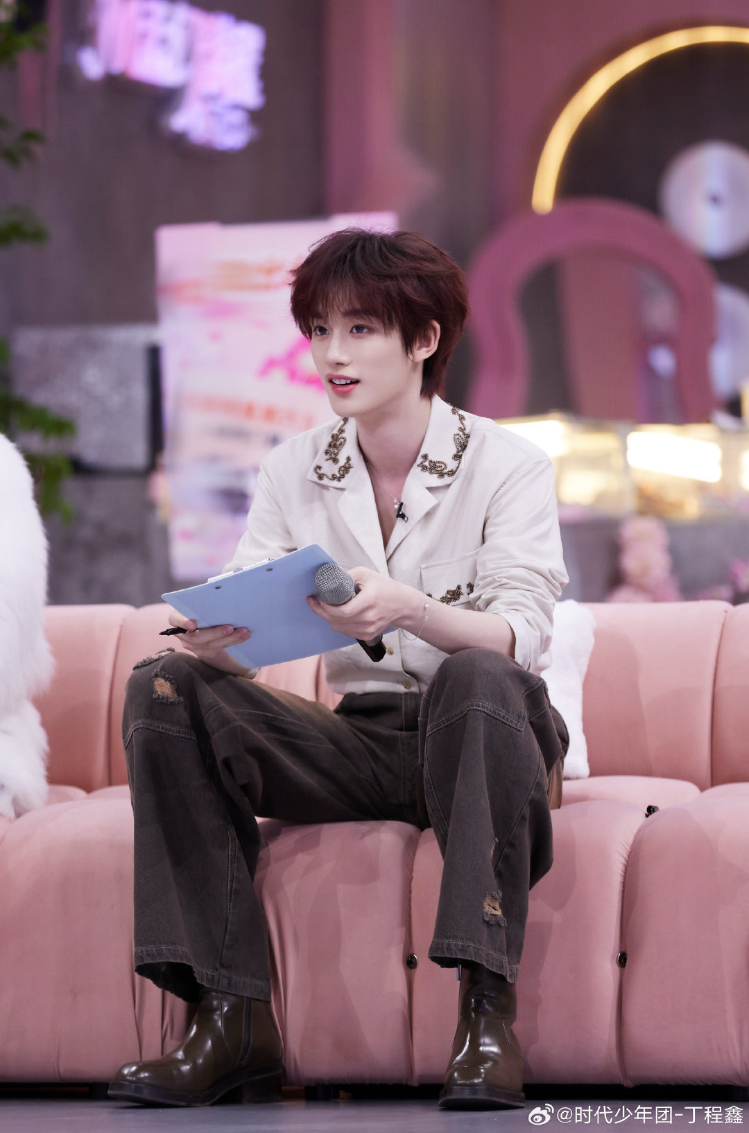 丁程鑫歌唱到嘴边怎么会转弯你好星期六丁程鑫真的自带喜剧效果，随便一开口就是综艺名