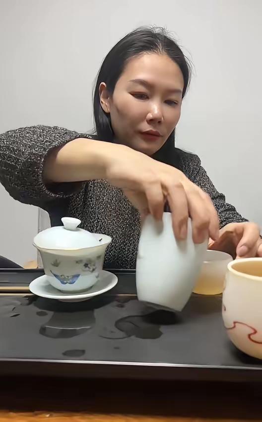 这是张雪的妹妹。张雪小时候和妹妹相依为命。10岁时的时候他就独立了，带着妹妹跟奶