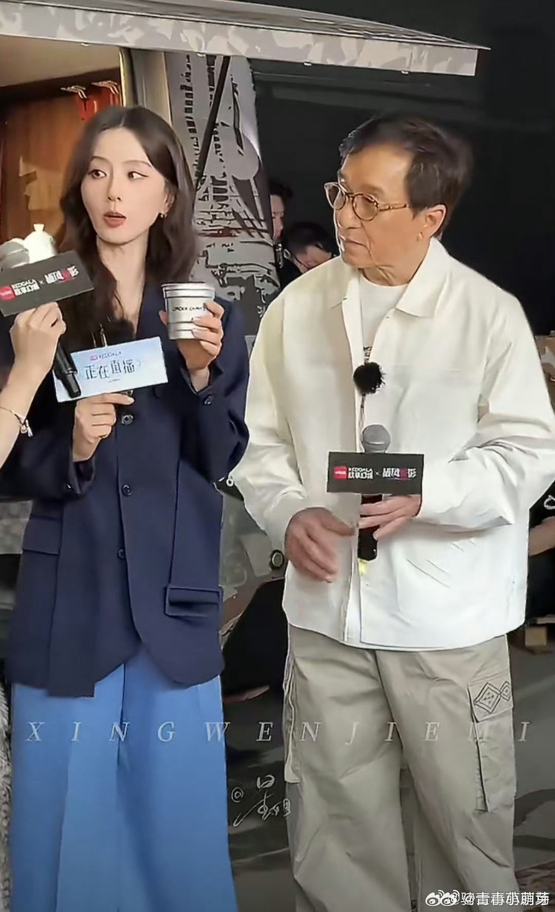 成龙刘诗诗合体成龙送咖啡，这名场面可太有趣。刘诗诗笑眼温柔，认真喝咖啡的样子超有