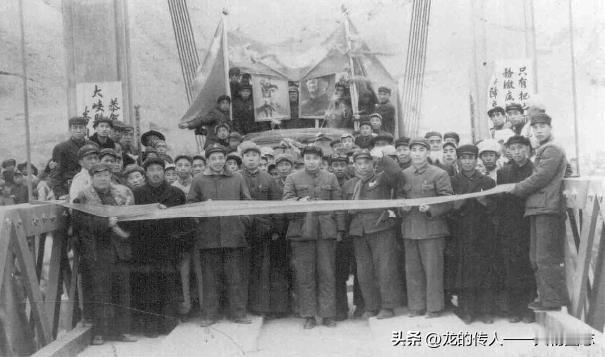 1950年4月，贺炳炎(前排右5)、廖汉生(前排左3)与中共青海省委书记张仲良（