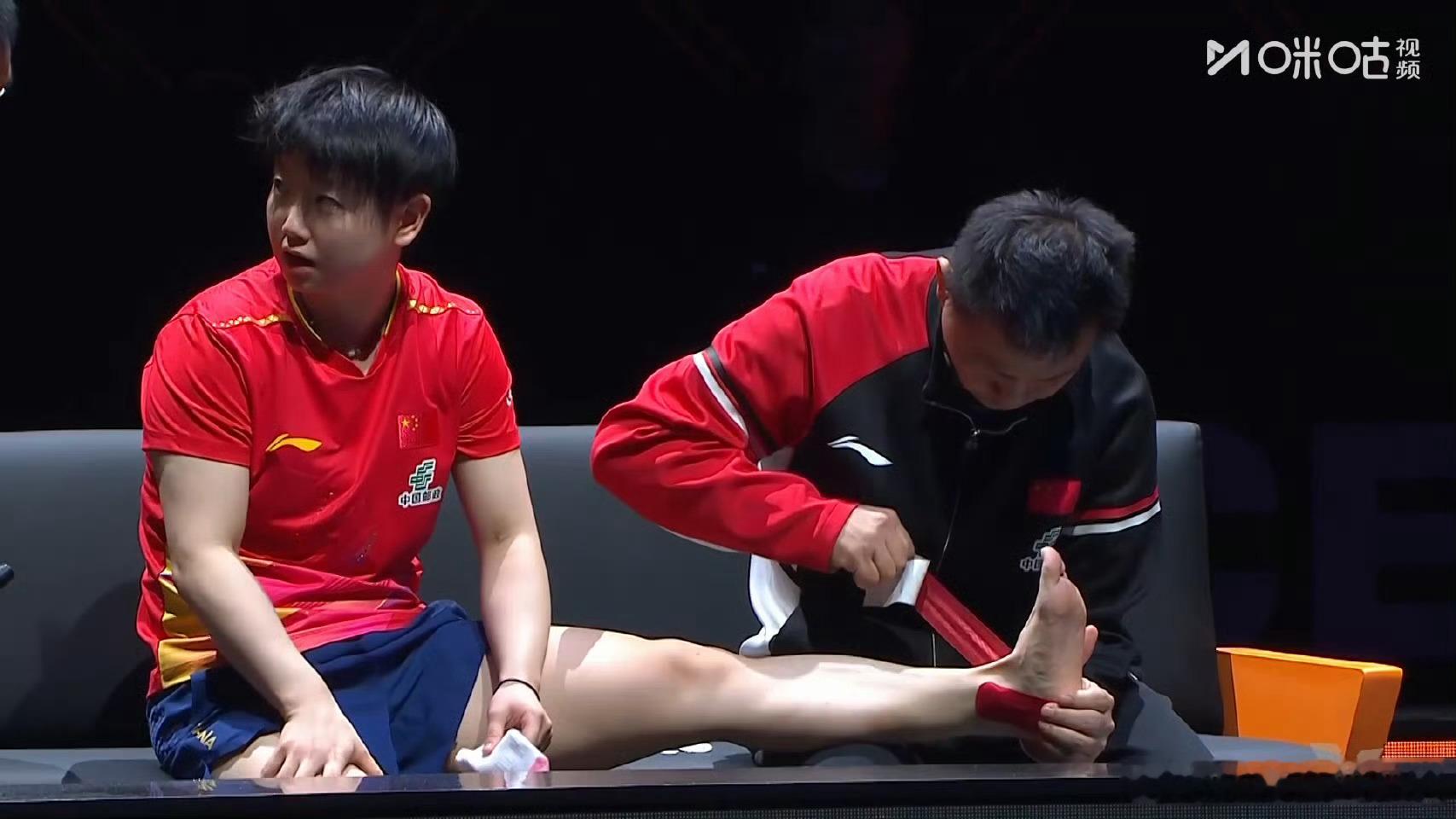 孙颖莎vs蒯曼孙颖莎请求医疗暂停了，不得不又双叒提到赛程压力了。 