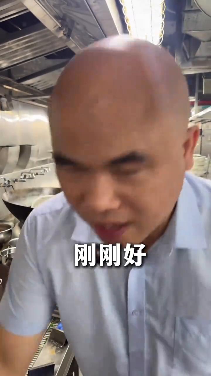 老光独家酸辣炒猪肠。
看到这么漂亮的大肠又想来露两手。这里是两条猪的大肠，看我们