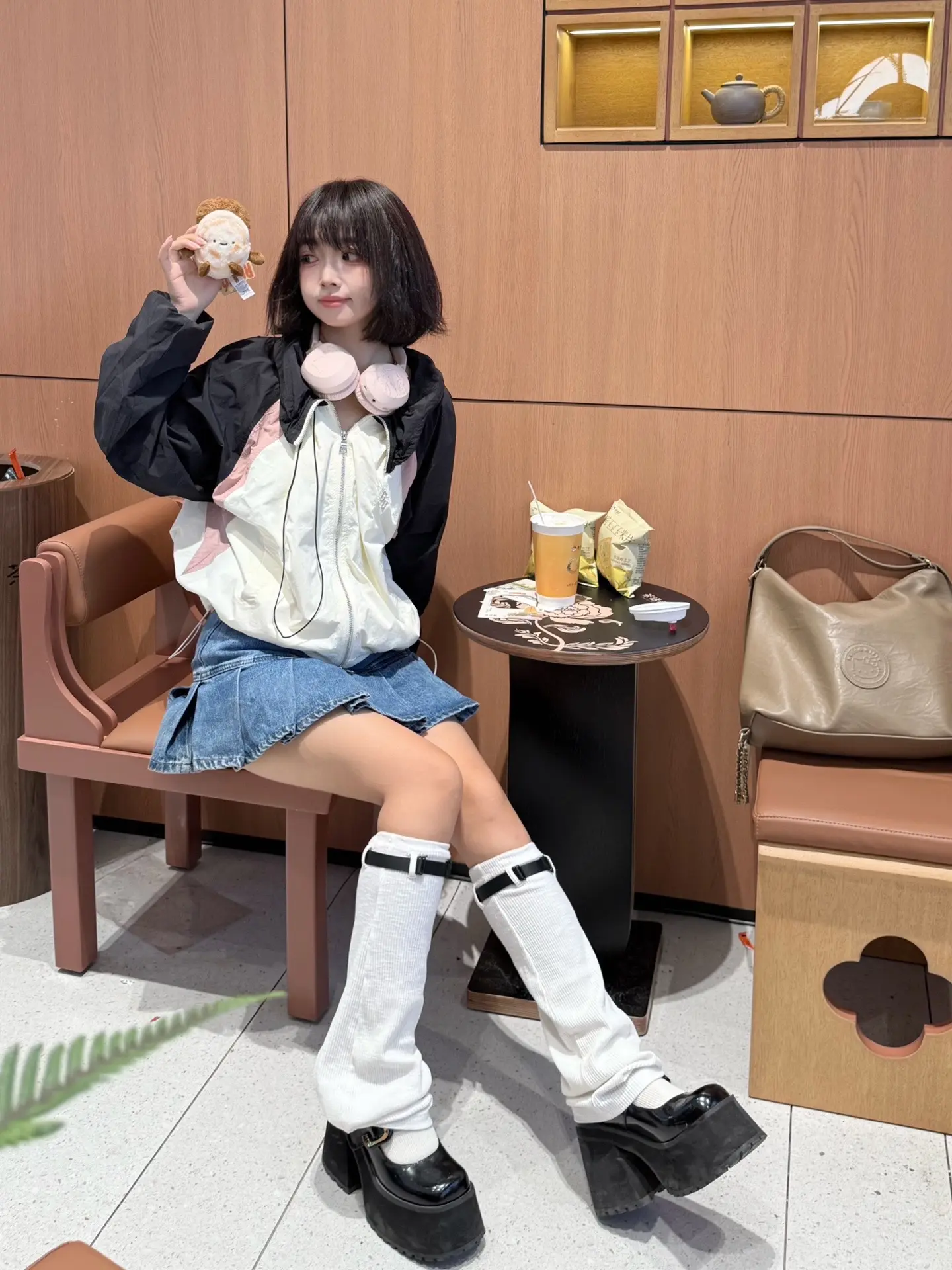 在西安茶话弄来个“肉夹馍”大雁塔虽好，但是架不住人山人海呀～ 我发现了...