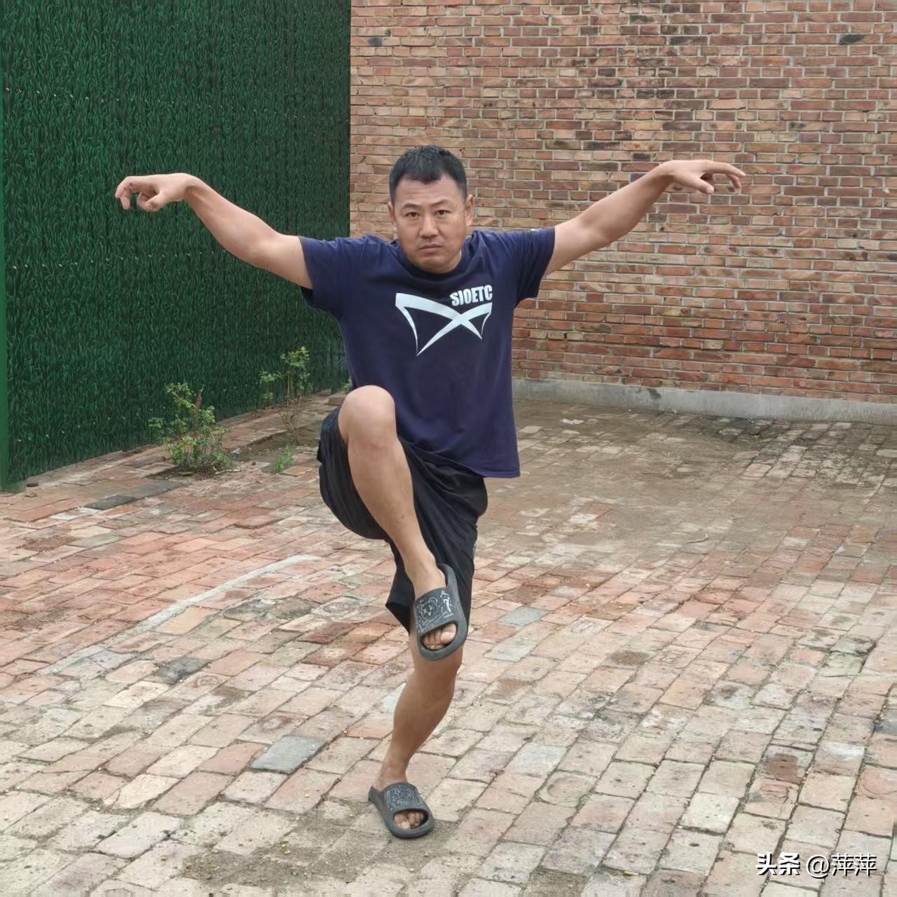 表哥都41岁了整天还跟个小孩子一样不成熟。也不去工作，还整天做着发财梦，要不就想