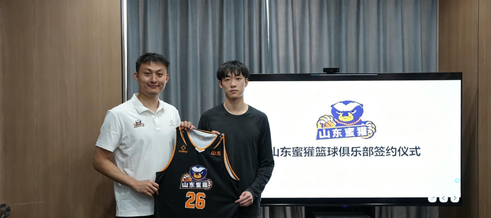 NBL山东蜜獾篮球俱乐部已与球员陆翊铭、任序航、罗东诚完成签约！正式加盟。 