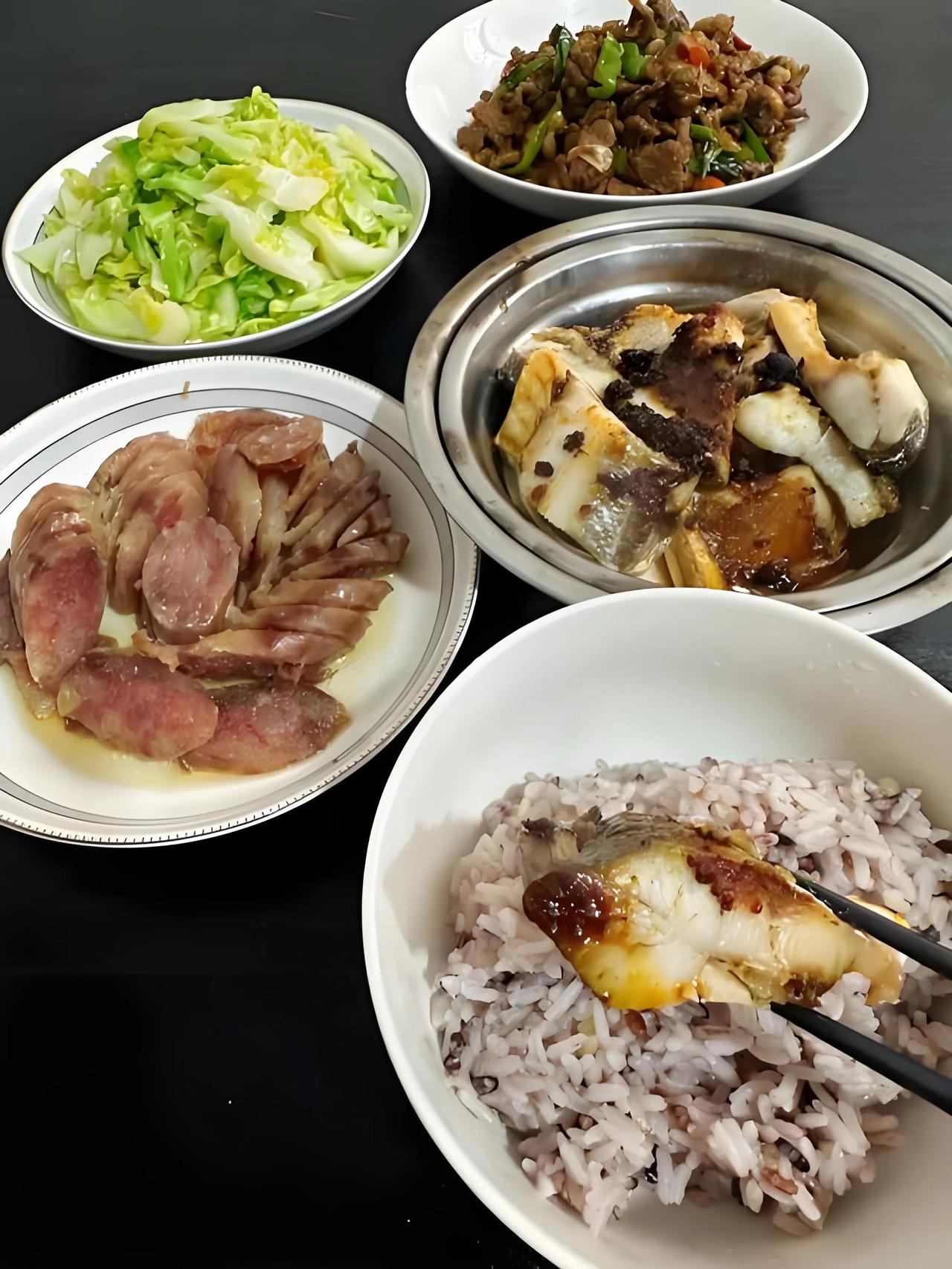 大家说我不奇怪不奇怪，一大早 我婆婆炒菜吃饭，这么干谁吃得下去了？