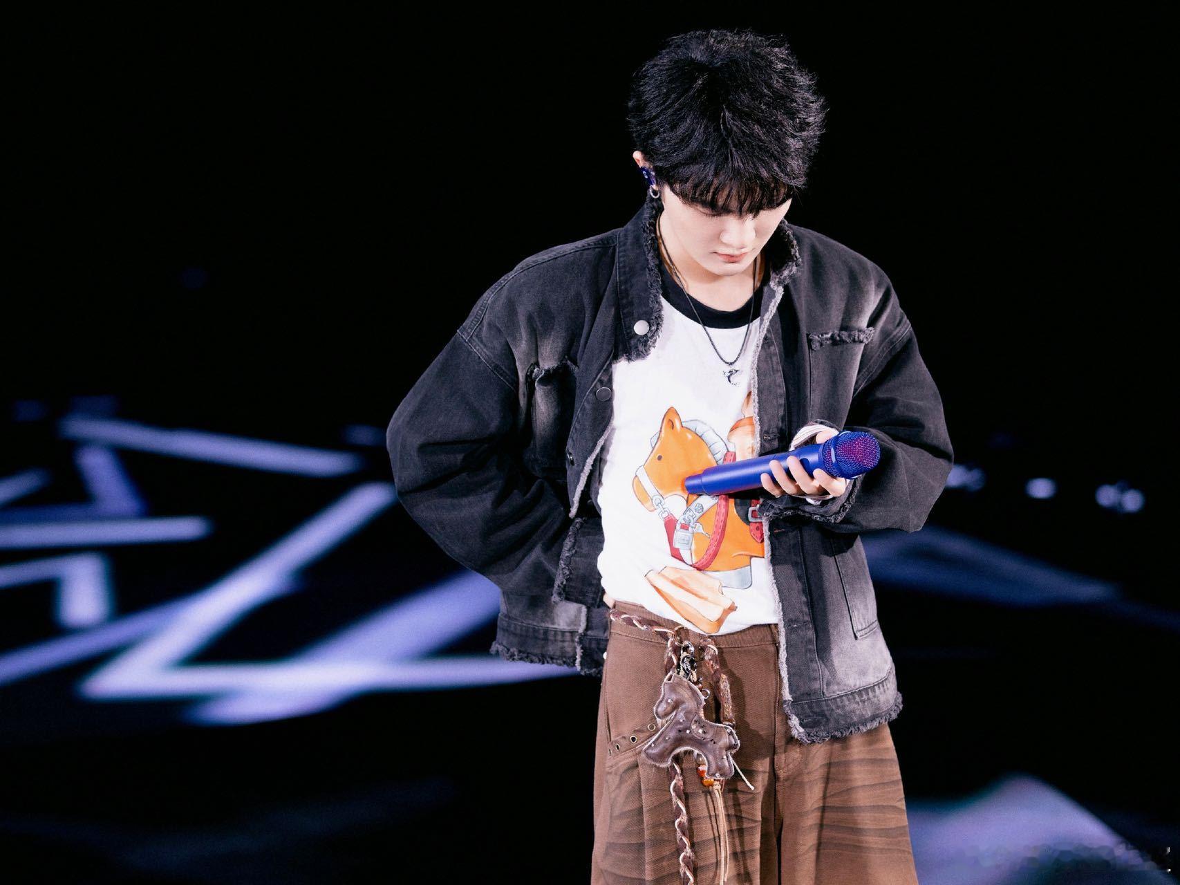 周深香港彩排照 周深跨年演唱会进入最后的倒计时，戴着小马去往马年了。第一次一起在