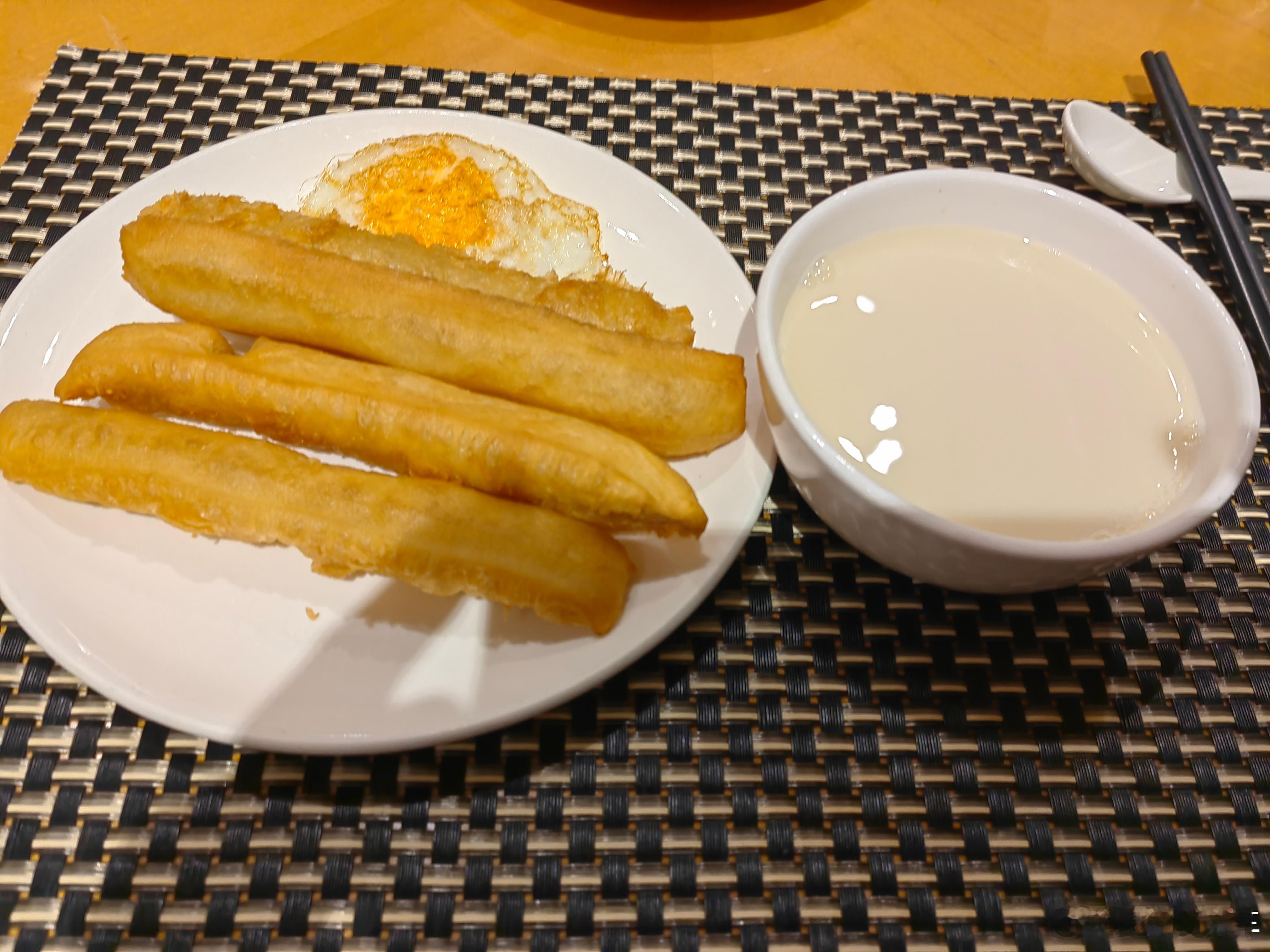 记得上次这么吃还是20年前在河南濮阳油田边上，脆脆的油条放豆浆里一泡，咬一口满嘴