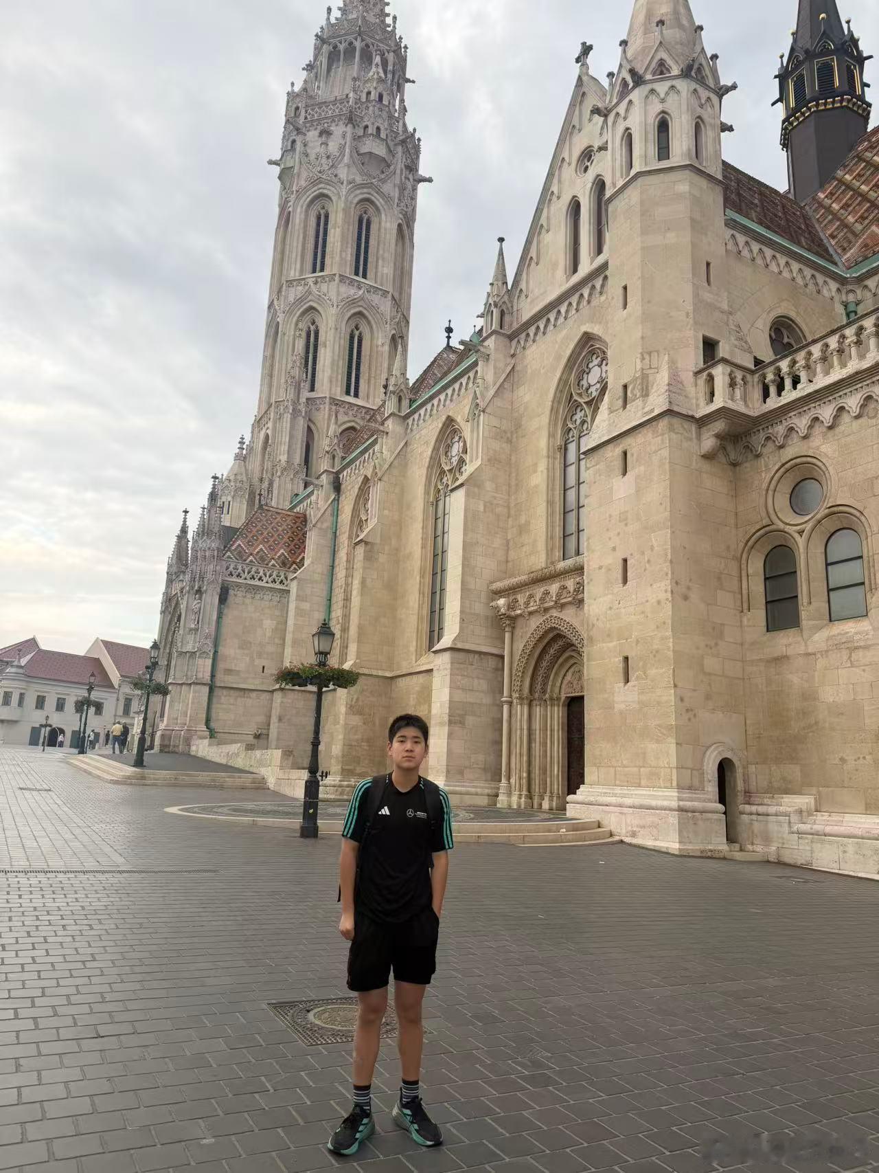 我想让豆包把二姐的图片清晰化处理，它不仅把二姐P得亲妈都认不出来，还自作主张丰了