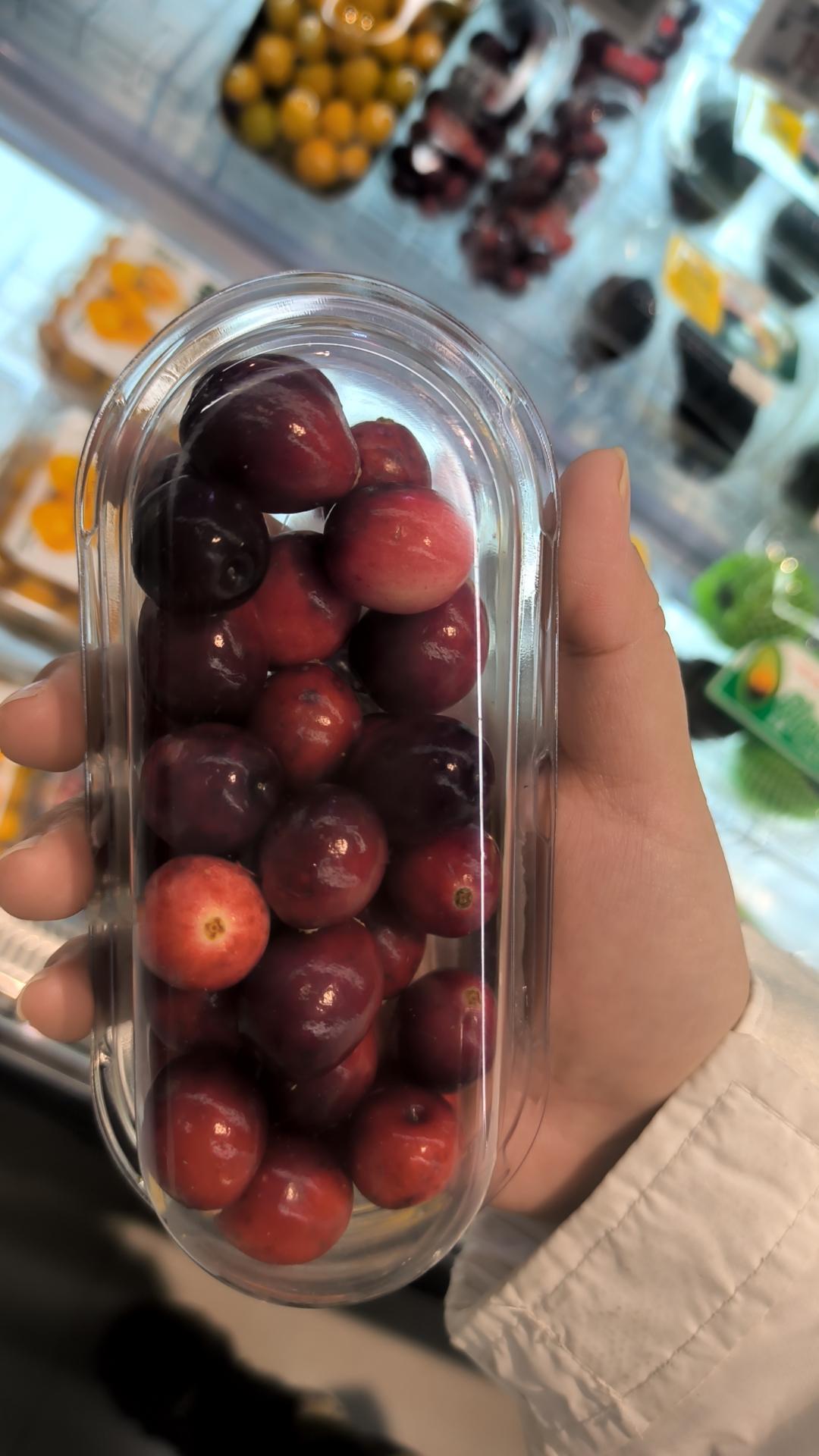 今天去超市，瞅见一小盒水果要29.9元。我瞧着像蔓越莓，但也不太确定，旁边看不到