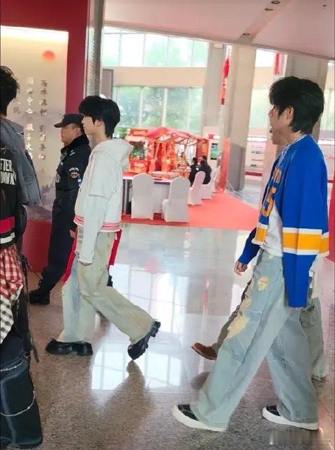 TF四代川渝春晚录制路透🈶王橹杰 张桂源 杨博文 陈奕恒 左奇函 陈浚铭 张函