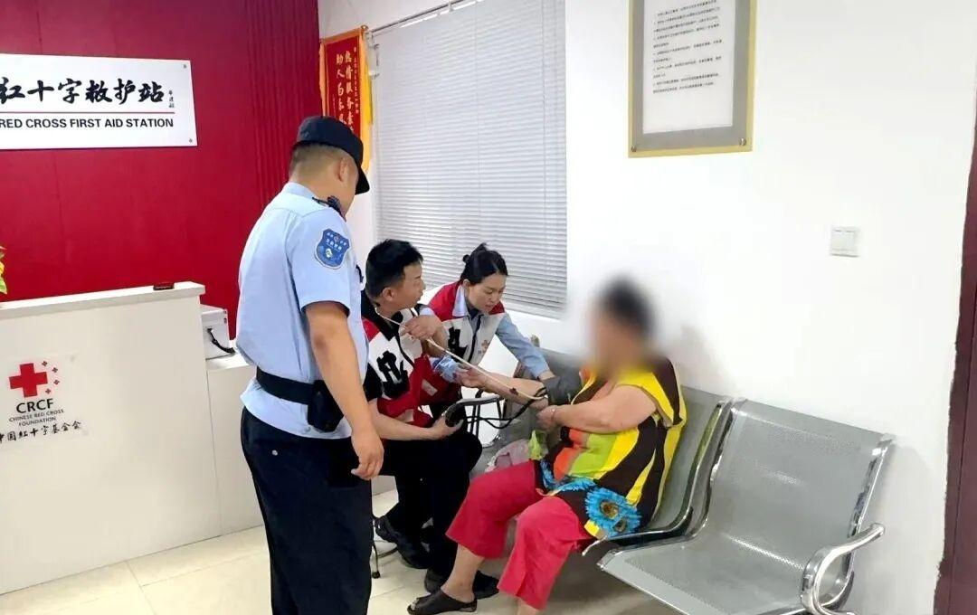 ​​一图一故事

定格暖心瞬间

一言一份情

见证为民初心

.......