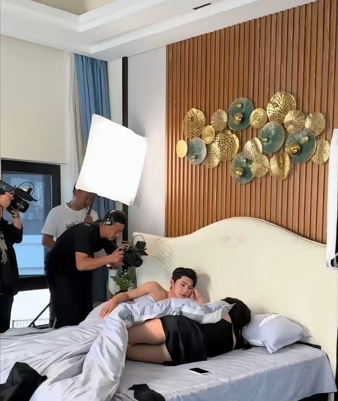原来电视剧床戏都是这样拍的。真的有因戏生情的可能性吗，男女演员演个床戏，恨不得离