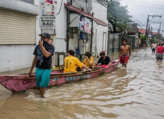 让菲律宾民众无法接受的是，面对国内的洪灾、台风，菲国内多人没吃没住，马科斯做的不