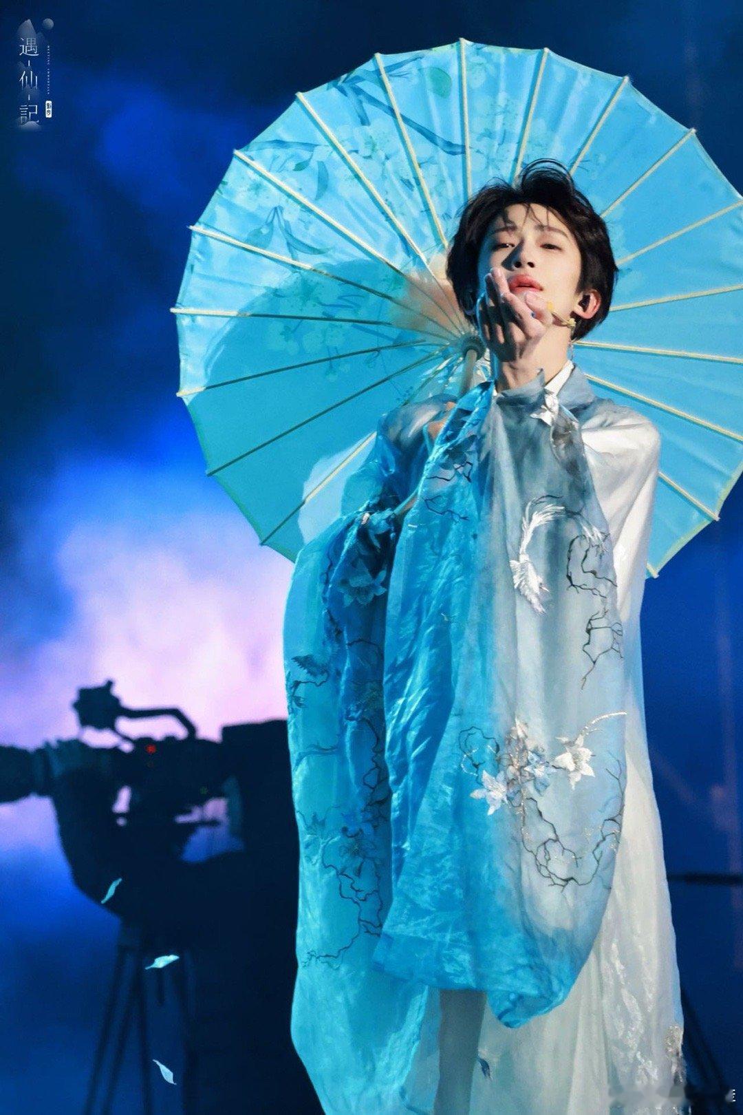 刘宇伞舞  果然在刘宇这里总能够让我们收获到惊喜啊，《怎叹》这个舞台美到爆炸，他