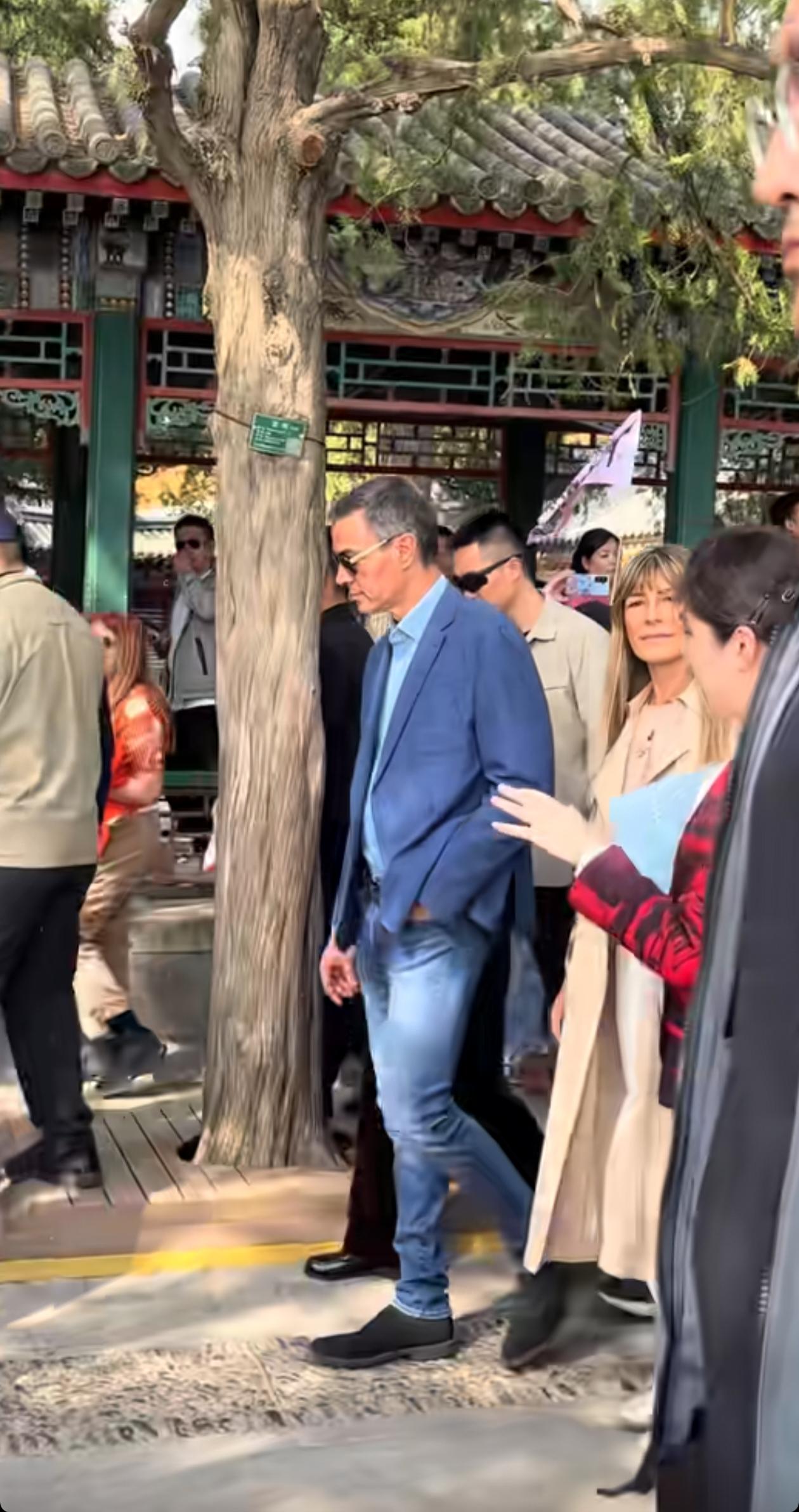 郑丽文还没走北京就迎来另一位重量级人物，那就是西班牙首相桑切斯，感觉他就是来走亲