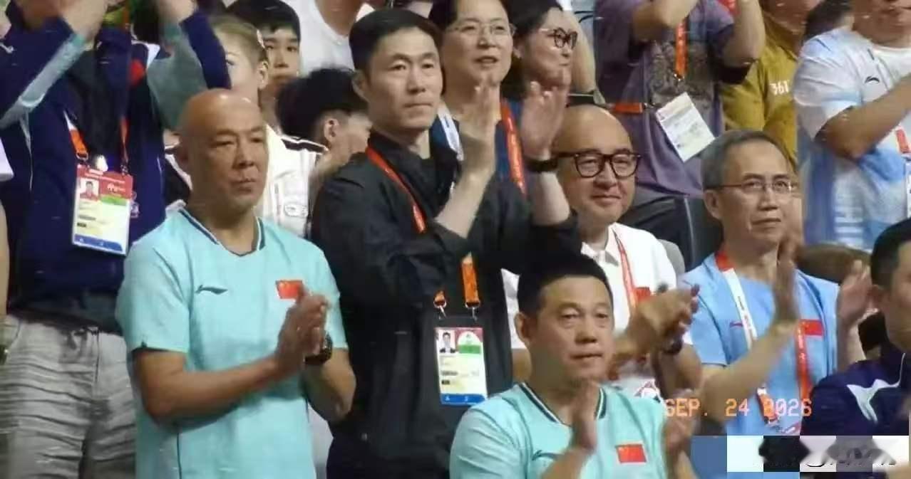王励勤这回坐不住了
 
名古屋亚运会乒乓球男团决赛结束，转播镜头扫过看台，全场静