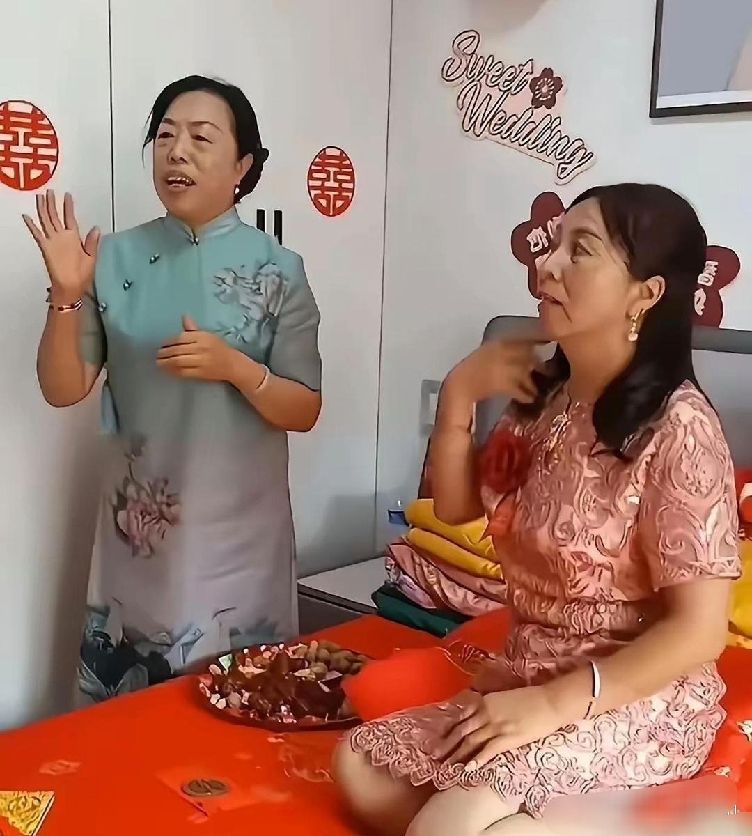新娘看着比婆婆还显老，至少大10岁的样子 ​​​