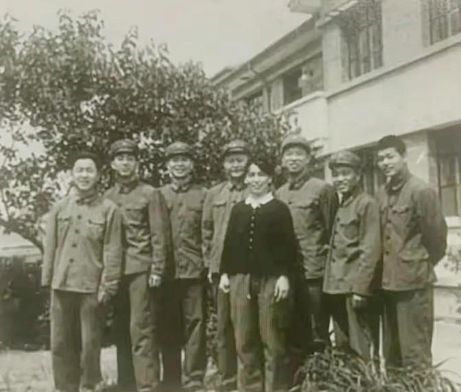 1975年，原铁道兵司令员刘贤权调任济南军区，担任军区副司令员。虽然是降级调动，
