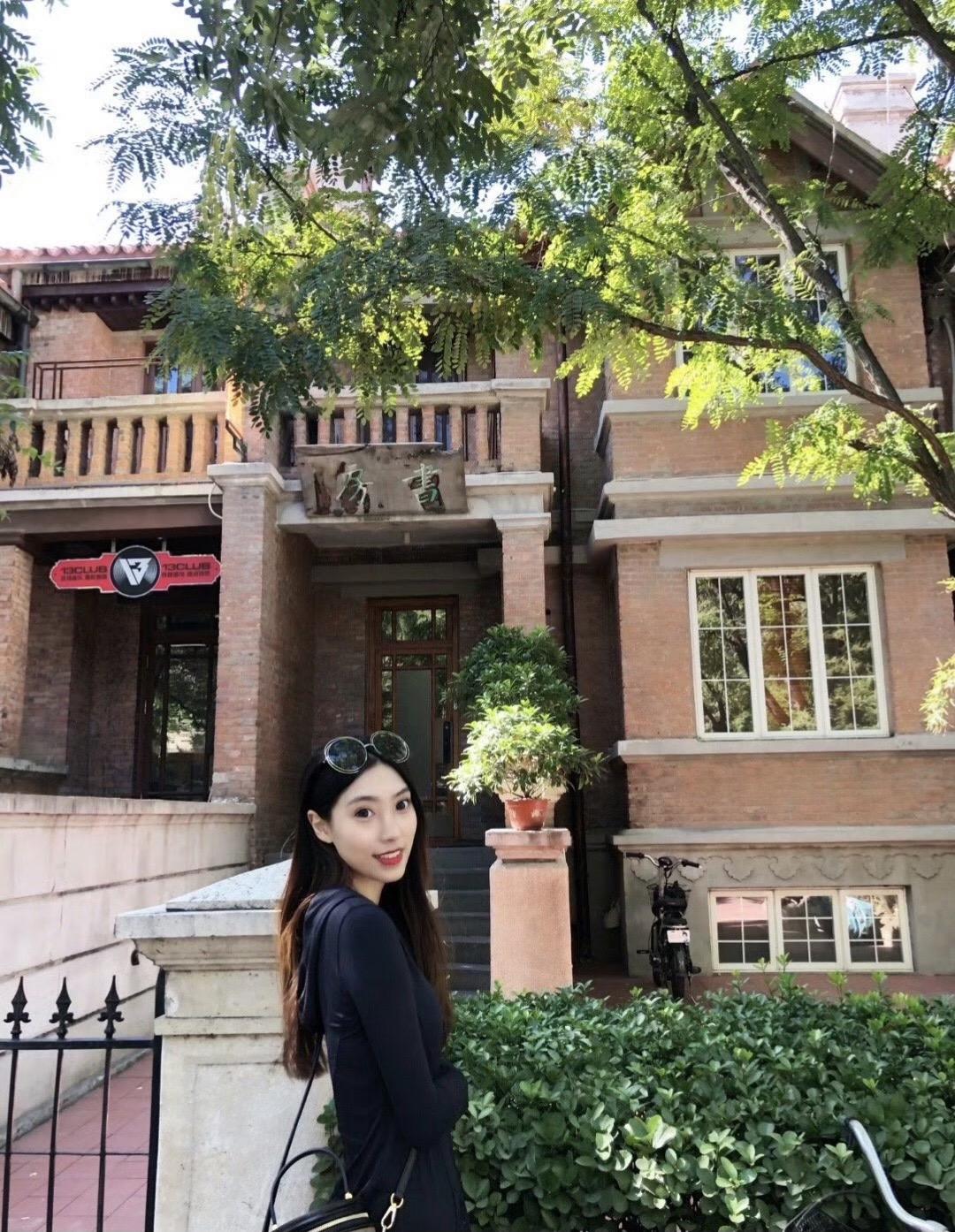 上热门 御姐 美女 穿搭 旅游