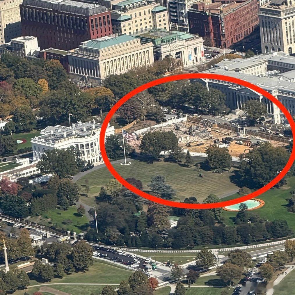 《喧宾夺主》图一：川总让人拆掉白宫的东翼。东翼是EAST WING，不是WEST