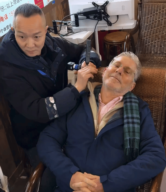 米卡重庆火锅吃中辣觉得好吃不辣 米卡父子的重庆vlog我能循环N遍！吃火锅时老爸