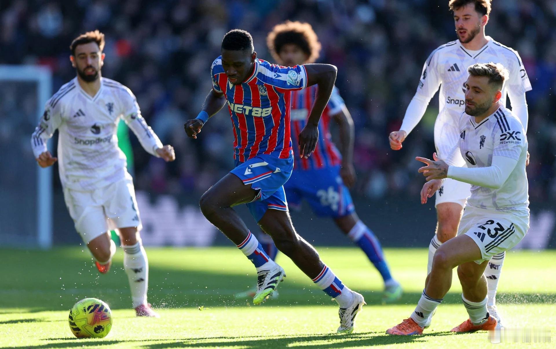 水晶宫vs曼联 比赛前30分钟，水晶宫获得的机会不少，但马特塔、镰田大地、皮诺都