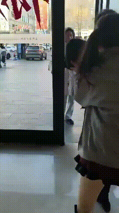 真是无语至极！人模狗样的，又一个在公共场合尾随人家女孩，干出缺德事的！
这下好了