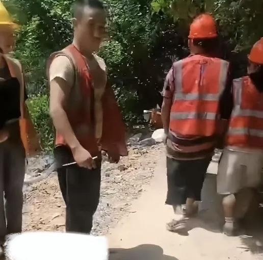 浙江杭州，一女子花16000在工地旁租了一块地卖盒饭，12元一个人，随便吃，不料