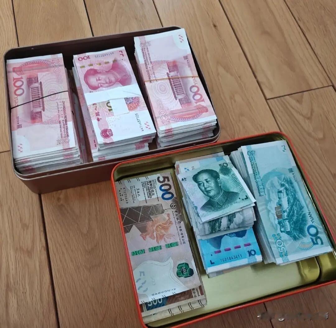 千万不要把现金放在家里面。2年前，我二叔把10万块钱装在铁盒子埋在后院的墙根底下