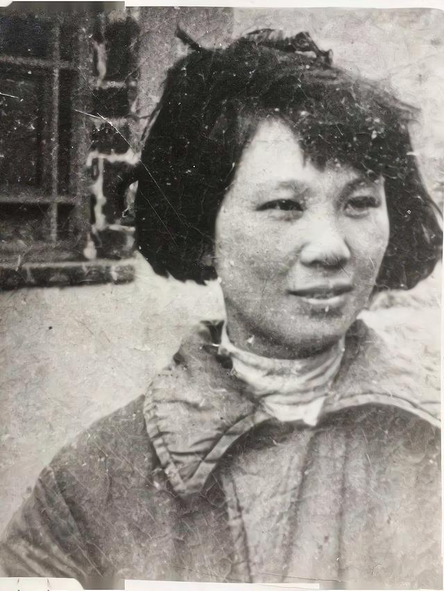 1975年，重庆一农民报警，称自己在山里发现了一具戴着手铐的女尸，警方赶到后，经