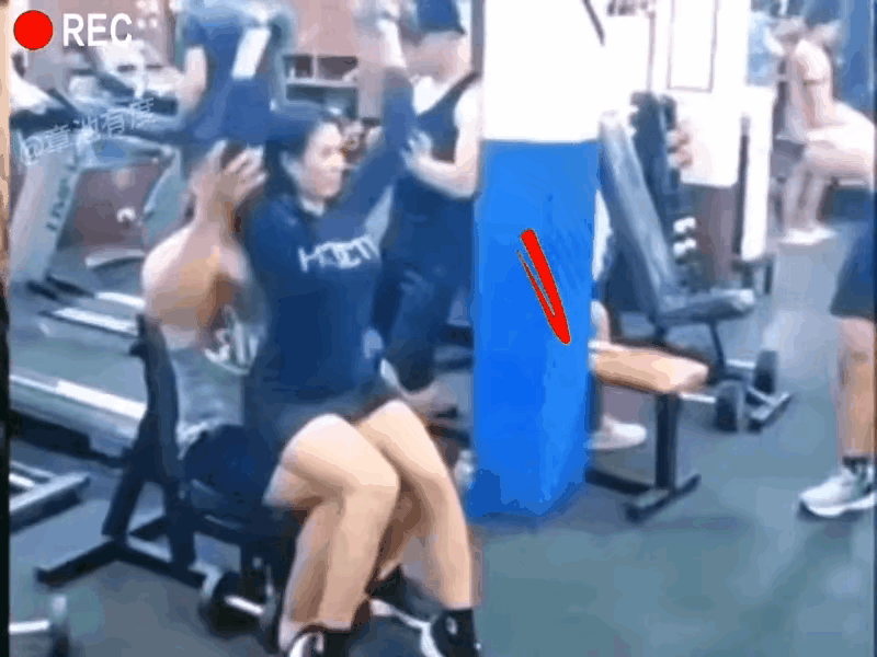 真不知道这是在做什么健身？女子穿短裤坐在穿短裤的男教练大腿上，让男教练教举哑铃，