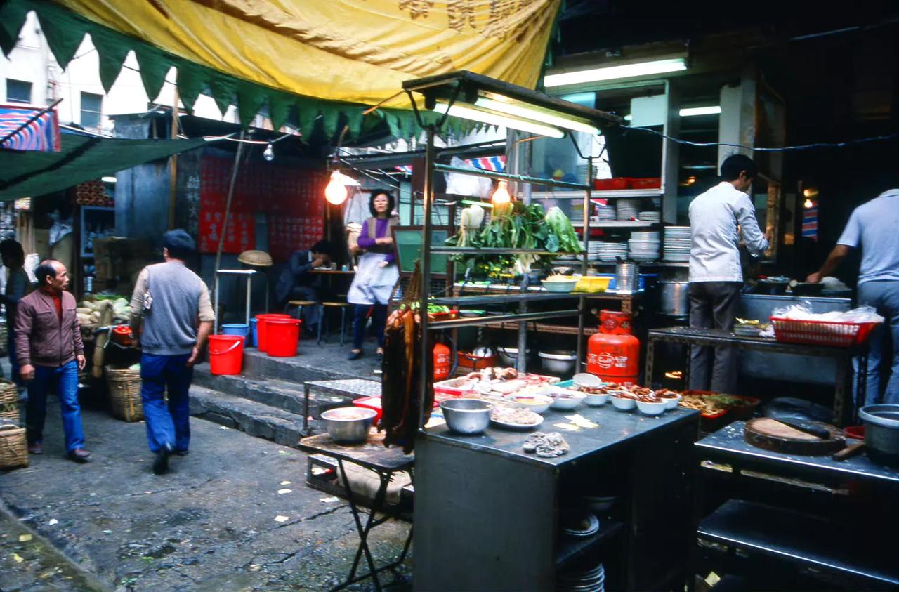 小吃摊，香港，1984年摄。 ​​​