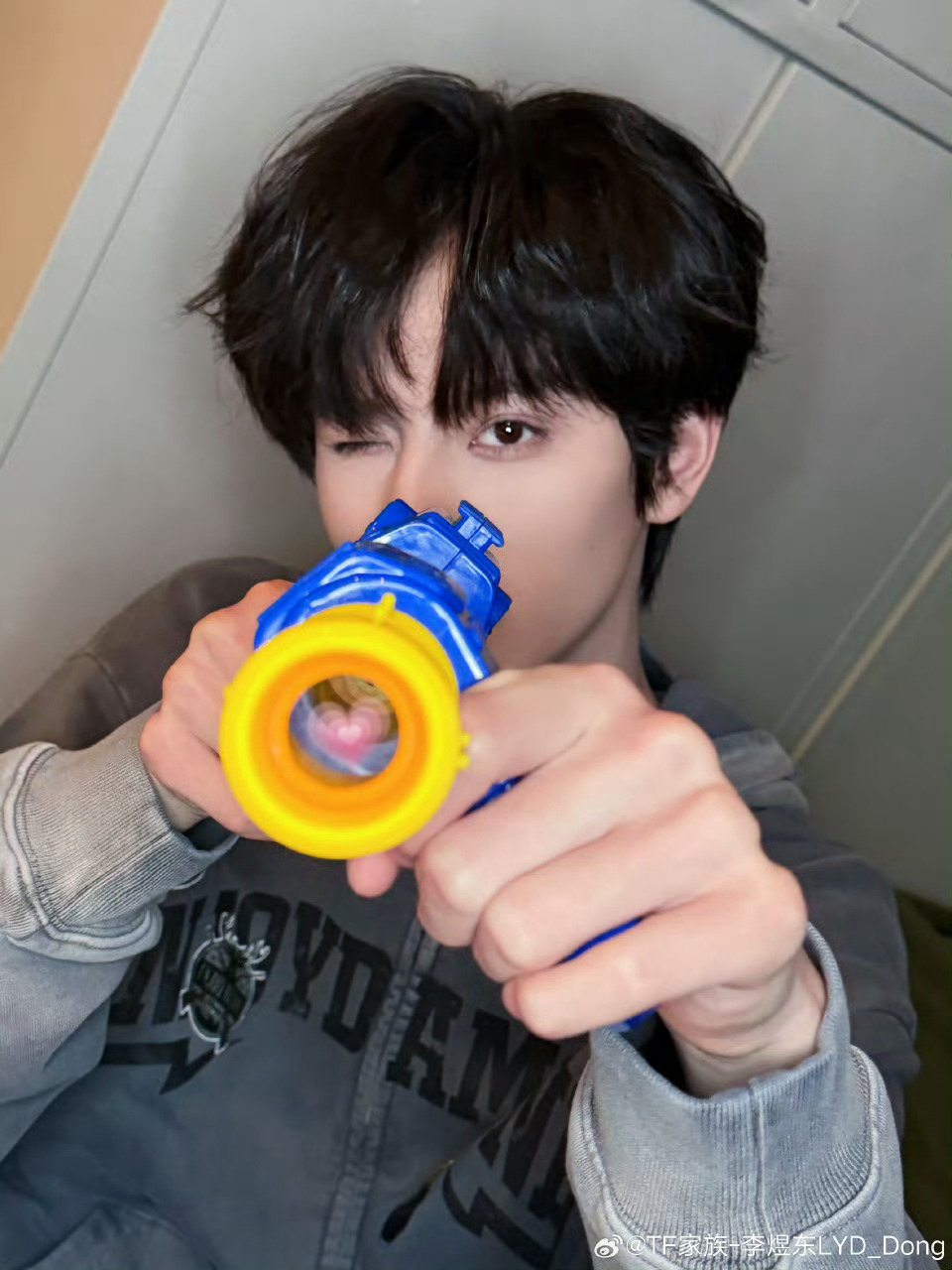 李煜东觉得自己的照片很好看李煜东用玩具枪发射爱心 就问谁不会被这个萌萌的小男孩给