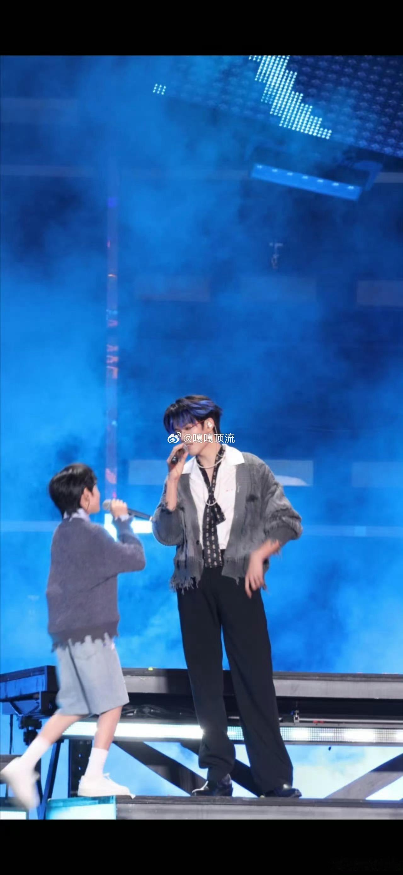 张极五代同台最萌身高差 救命！张极五代新音同台的身高差太绝了！气场拉满的大帅哥搭