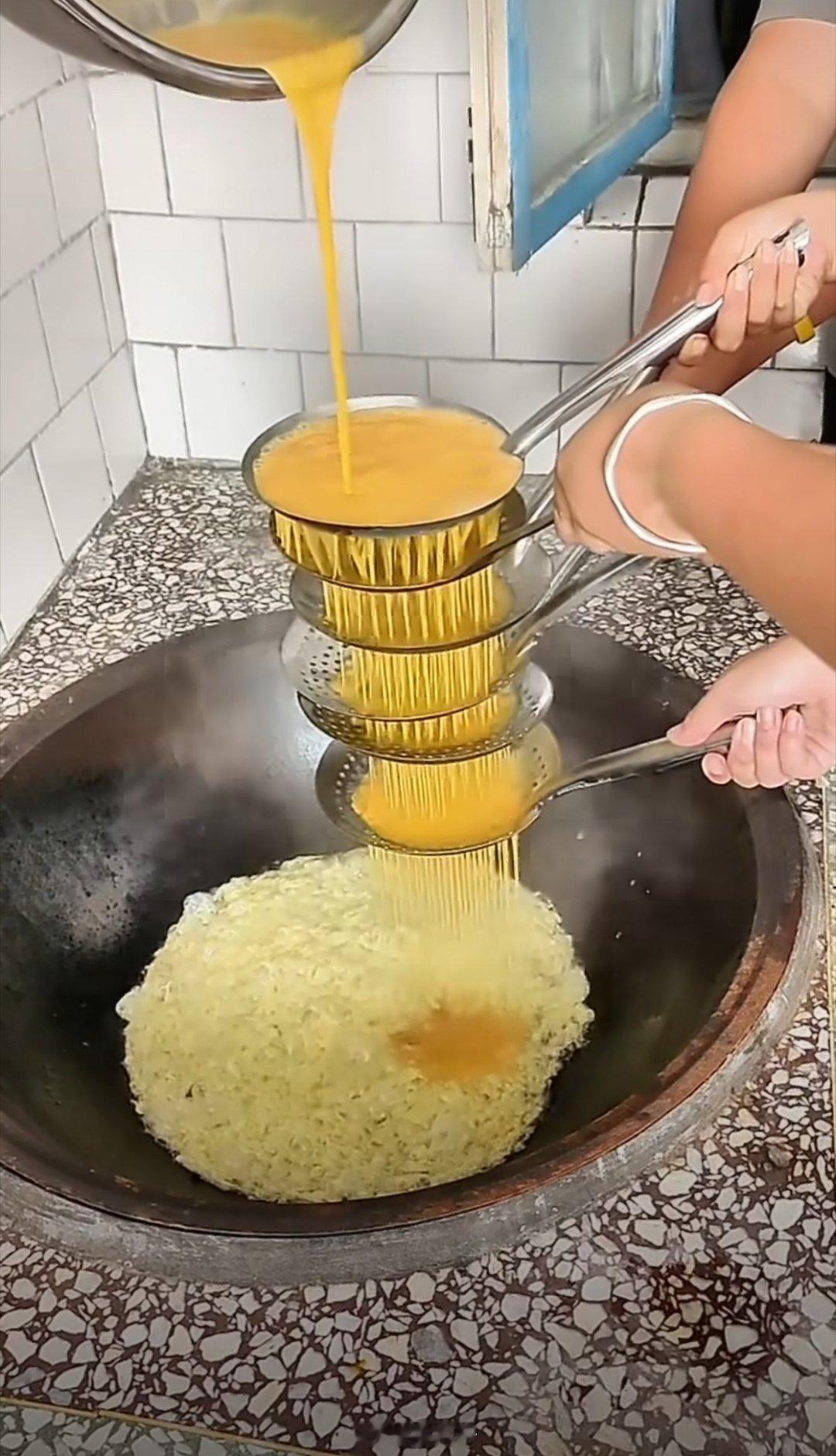 炸个蛋花居然要6只手换个细筛子就好了，既能滤掉蛋液杂质，还能把蛋花打得又细又绵密