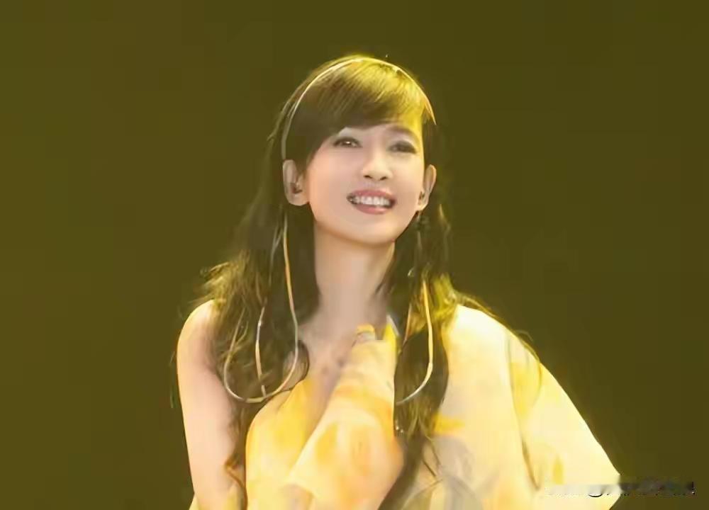 周慧敏的爱情争议
 
被戴8次绿帽子，3次被捉奸在床，这就是我们“玉女”守卫的爱