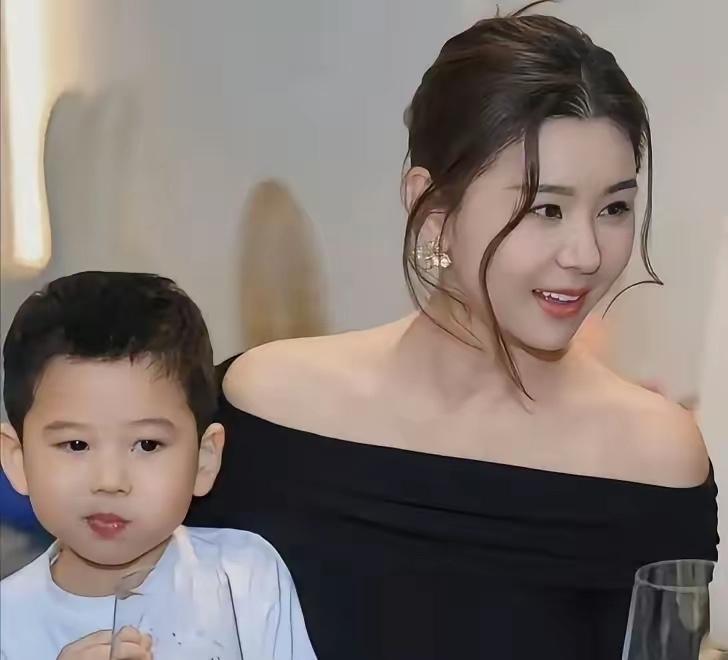 李小萌小儿子近照曝光！完美复刻妈妈美貌，8岁大儿子壮实如 mini 王雷✨李小萌