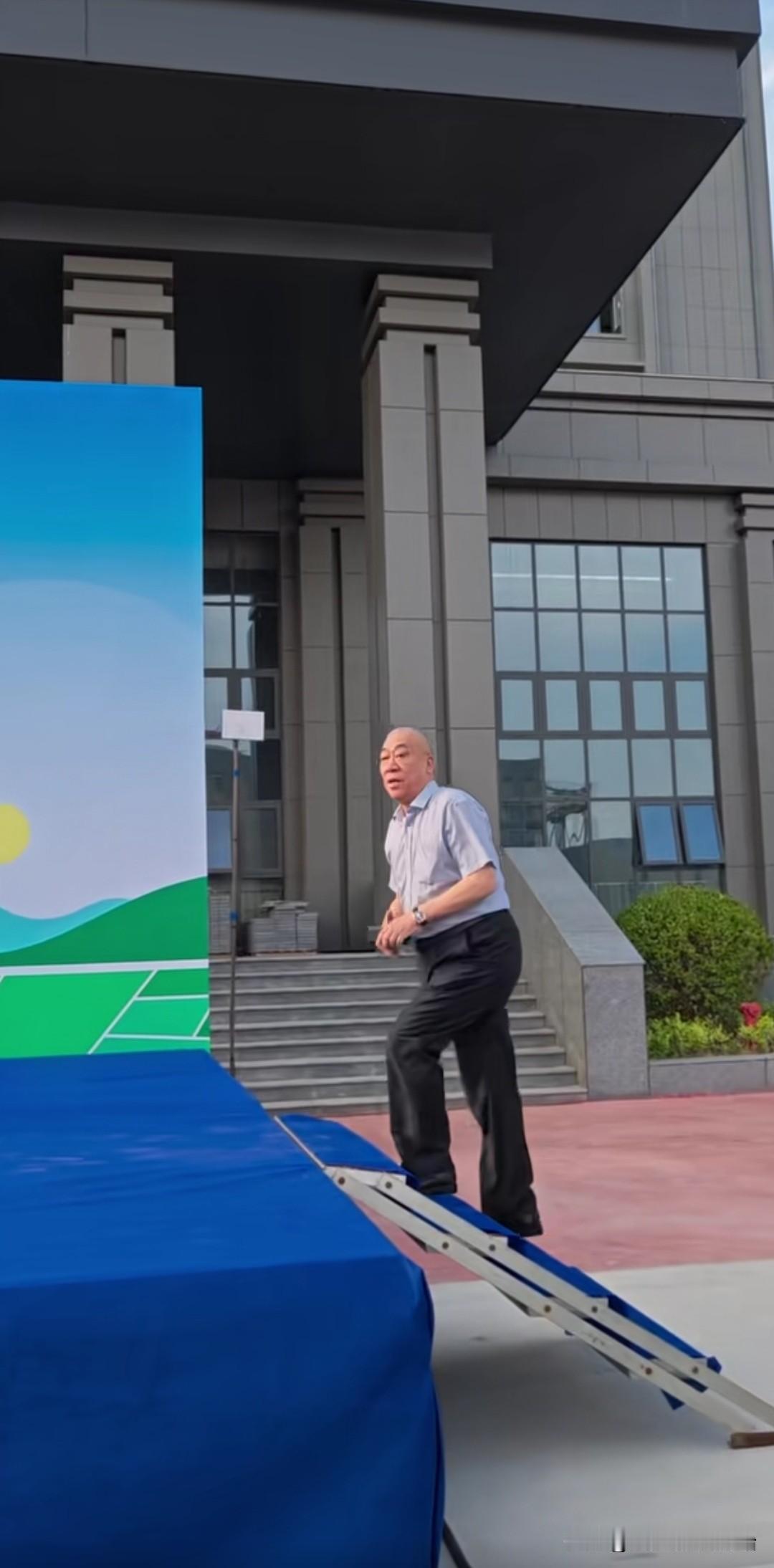 河南矿山老总崔培军又给员工发放福利了。

近日，河南矿山老总崔培军马不停蹄的组织