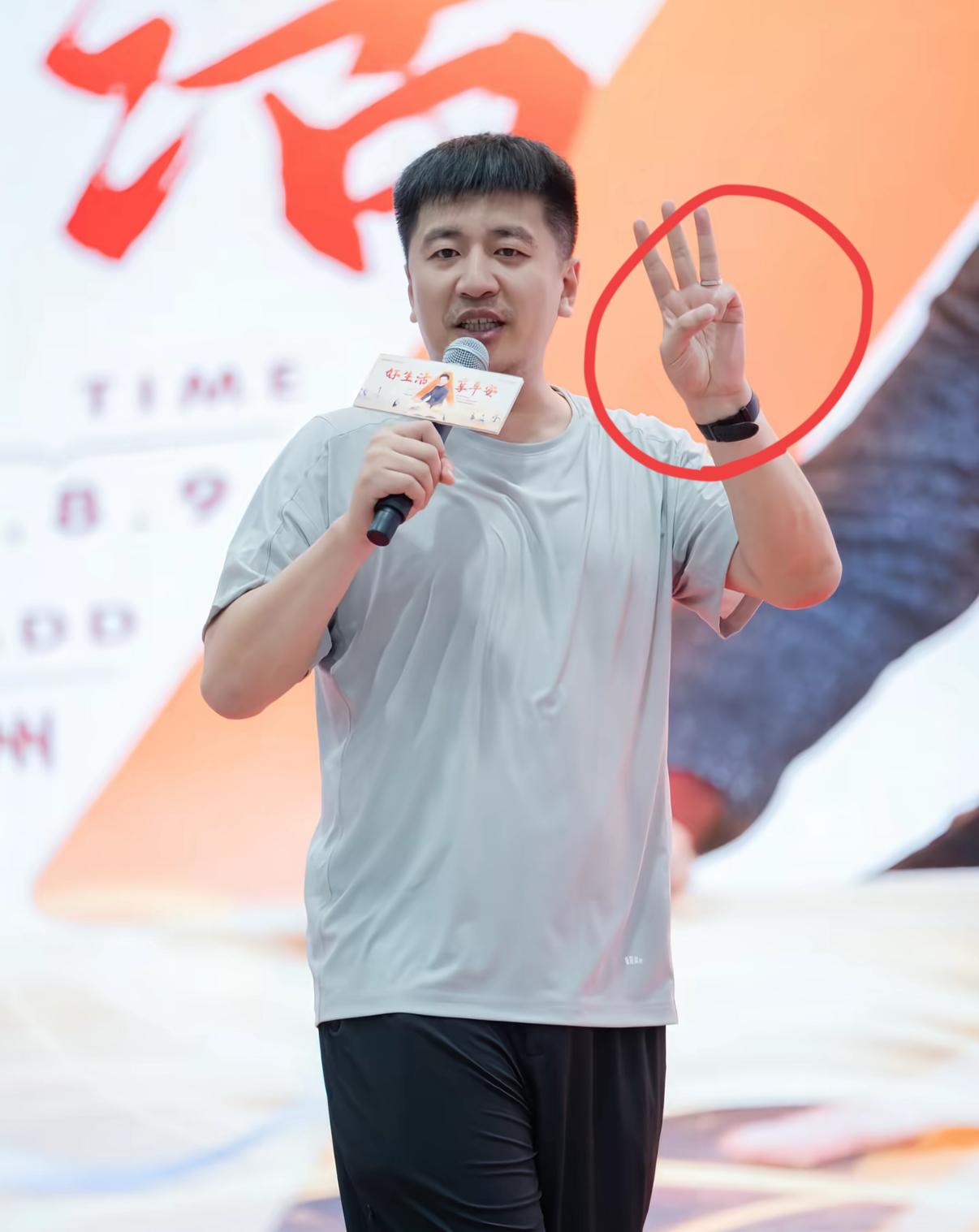 群里聊起张雪峰去世，

朋友一句话说得特别现实：

他这辈子最大的善良，不只是给