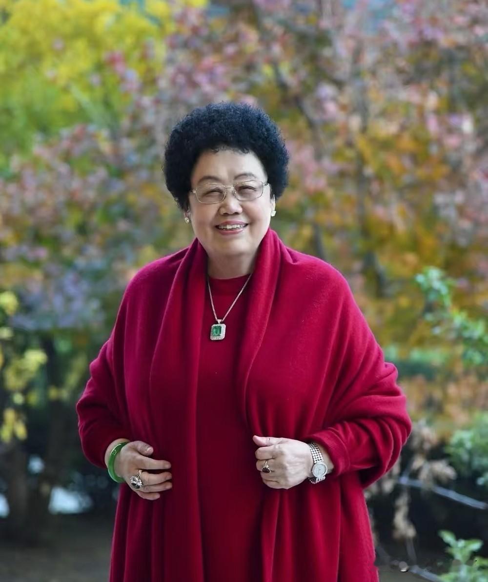 丈夫叫她“董事长”，她则称丈夫“迟先生”。这不像夫妻，也不是互相尊重，倒像是顶级