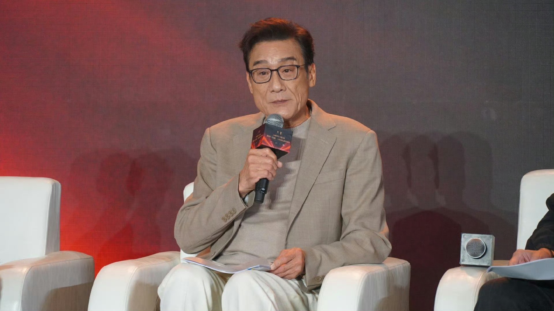 梁家辉在人民日报撰文非要选一个这个时代最伟大的演员的话我选梁家辉