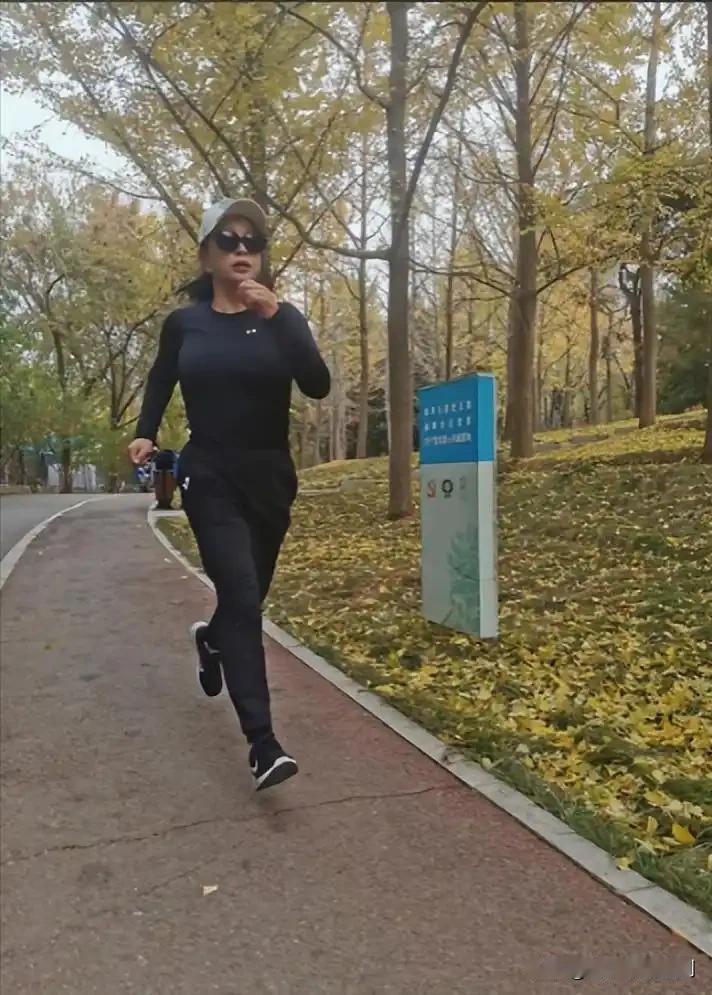 75岁的刘晓庆宛如不老传奇，近日她喊话大家加强锻炼，活力满满的状态令人惊叹！岁月