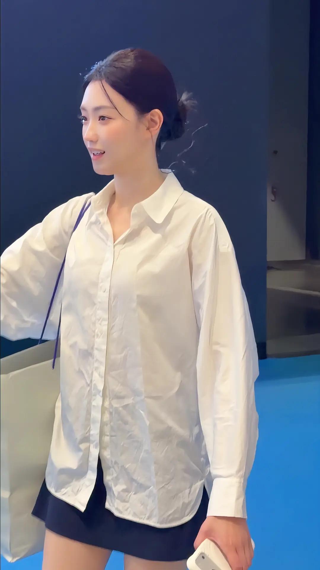 刘诗琪下班路上，简约穿搭美翻了。街拍时尚图分享 美女人像群